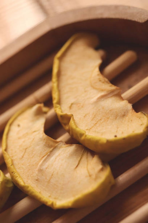 سیب خشک تازه با طعم شیرین و طبیعی